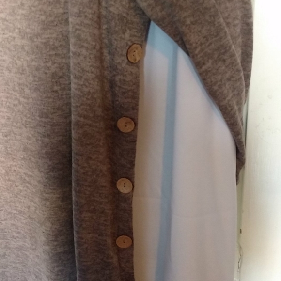 Assymetrical Hacci Tunic With Buttons - Picture 7 of 10
